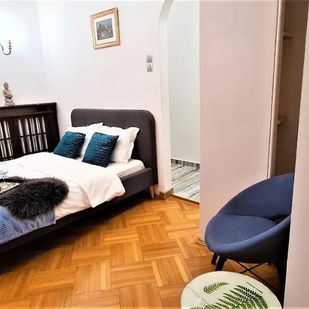 Central Arghezi University Square * Boekarest