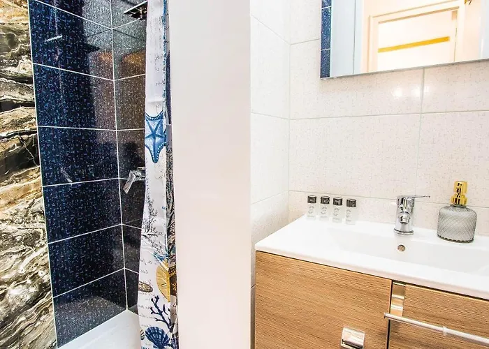 Central Arghezi University Square Апартаменти *